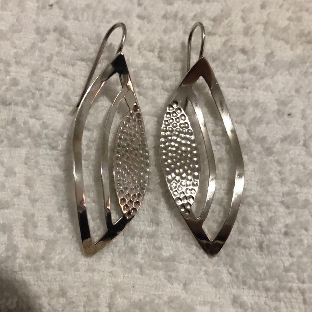 Silver earrings and necklace set 🌾